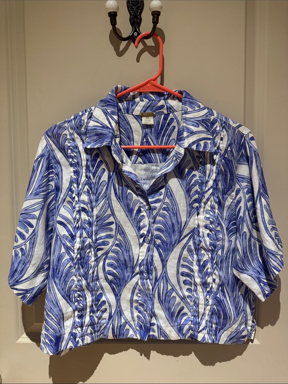 Magaschoni Blue and White Leaf-Print Button-Down Cropped Shirt